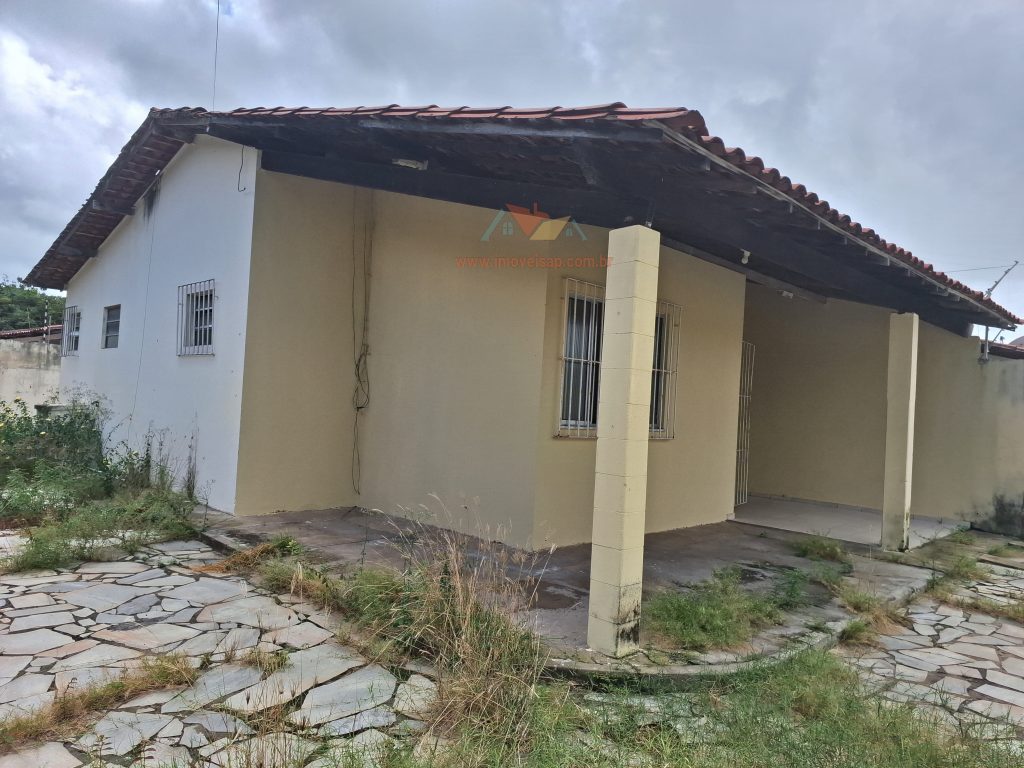 Casa com 3 quartos, á venda na Aruana