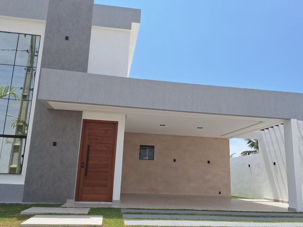 Casa recém-construída – condomínio com acesso á praia