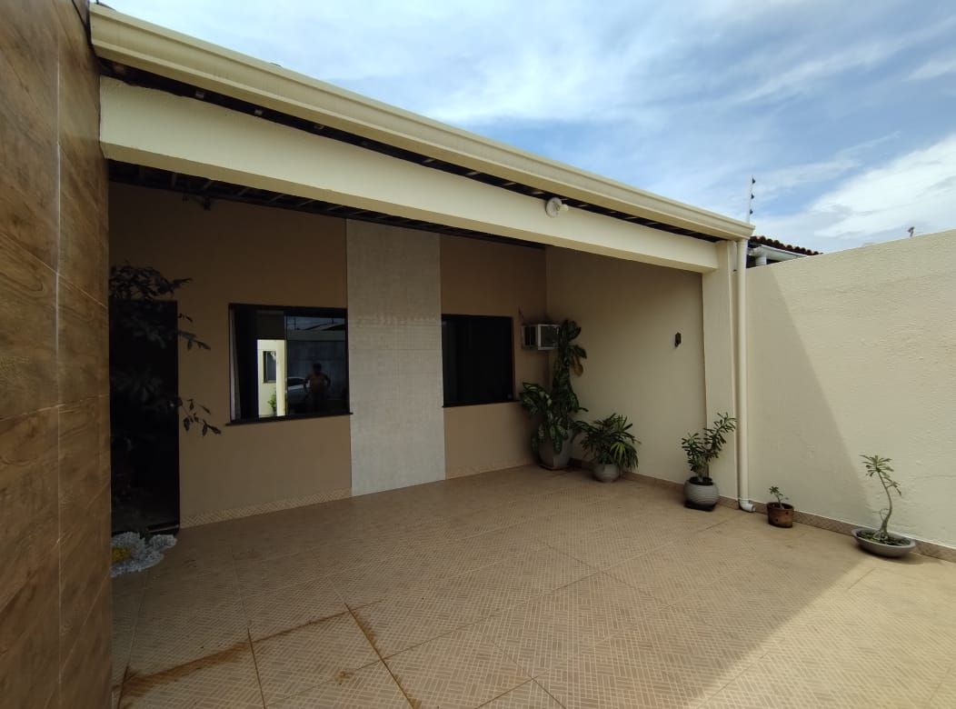 Casa com 4 quartos, 5 banheiros e sala comercial na Aruana