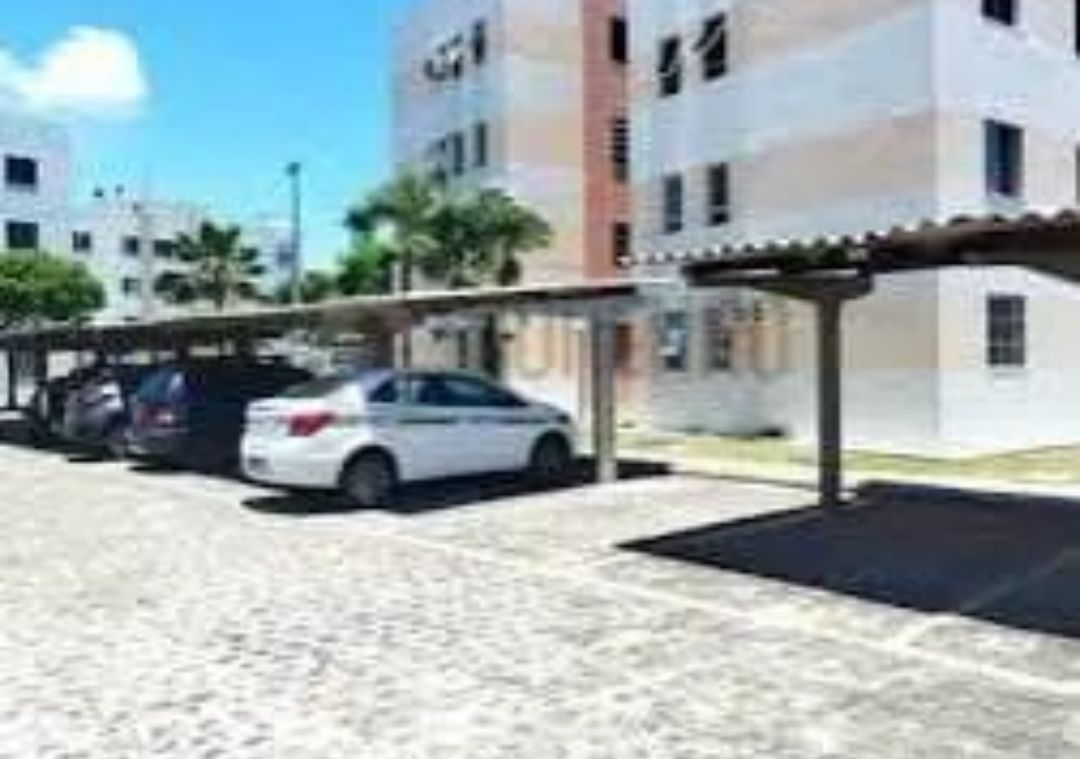 Apartamento com três quartos à venda na Atalaia, perto da praia.