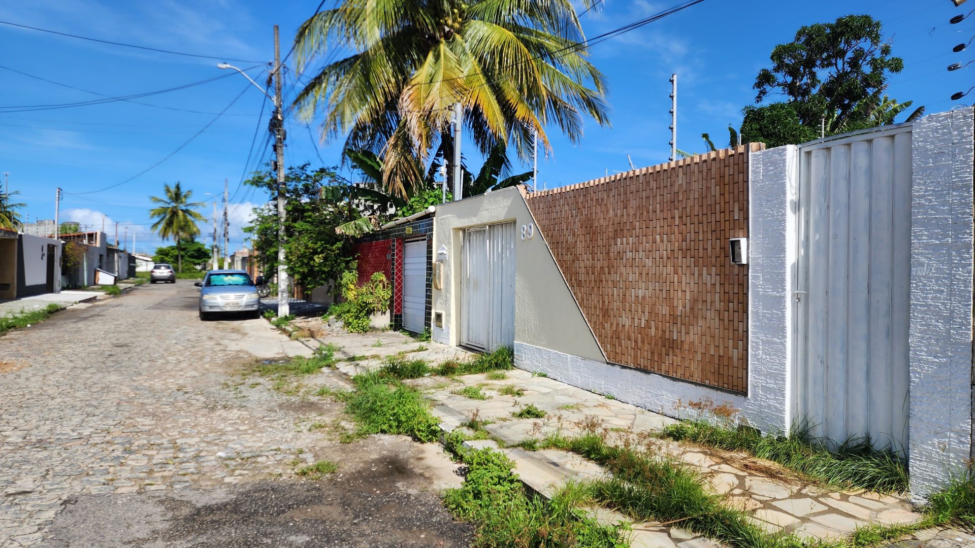 Casa com 200m, dois quartos, área gourmet e vagas de garagem